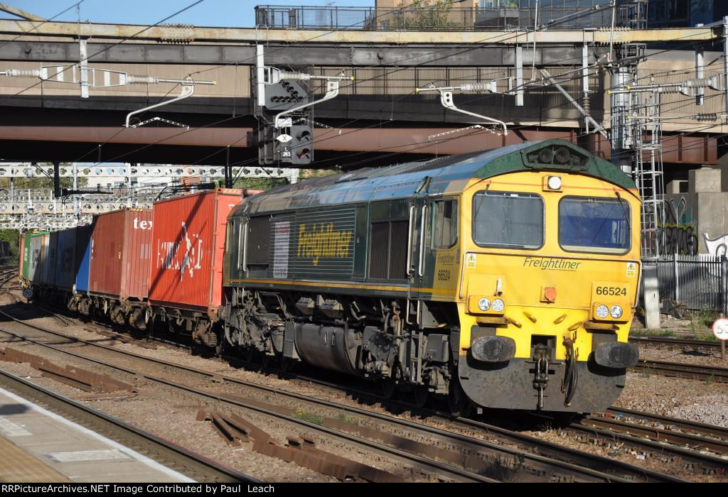 Intermodal cruises through the station